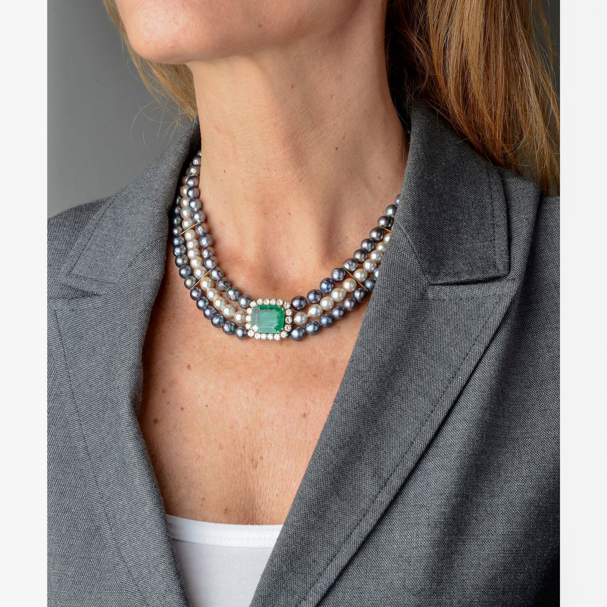 Collana a tre fili di perle coltivate, oro giallo e oro bianco 18 kt, smeraldo e diamanti