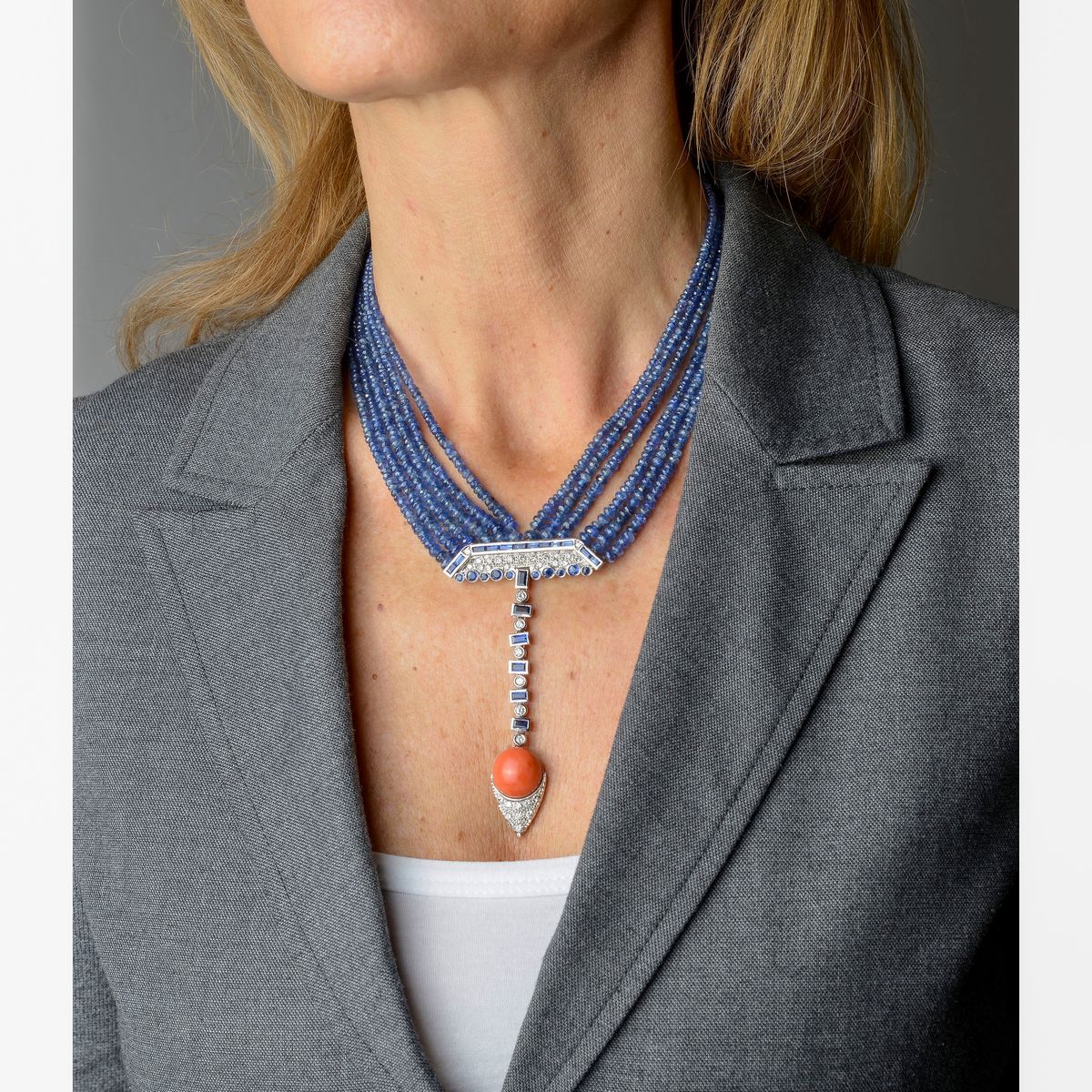 Collana in oro bianco, zaffiri, diamanti e corallo rosa