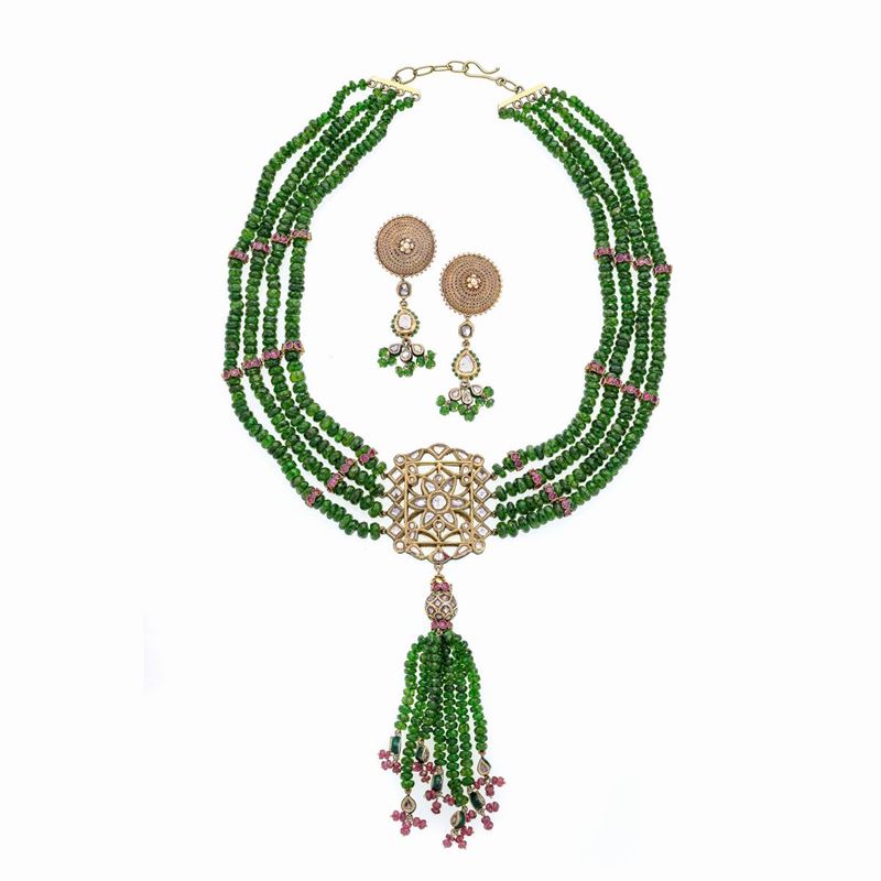 Paio di orecchini e collana in oro giallo 18 k, tormaline verdi, rubini, diamanti e smalti policr...
