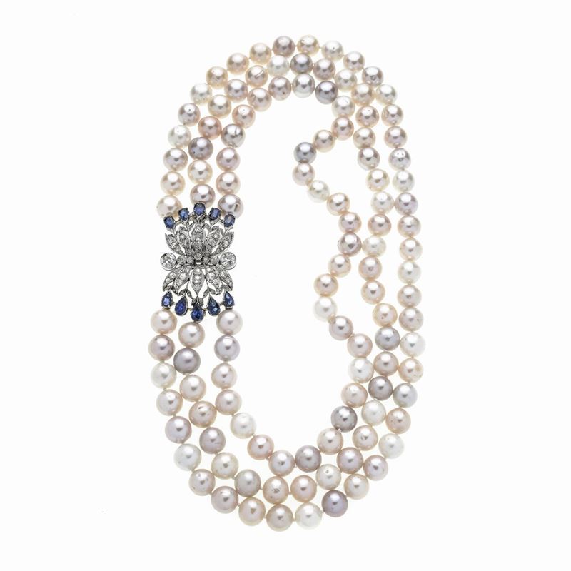 Collana a tre fili di perle australiane coltivate, oro bianco, diamanti e zaffiri