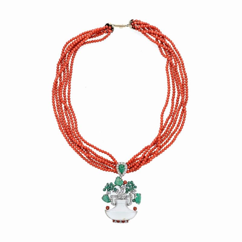 Collana in oro e corallo con pendente Vaso di fiori in cristallo di rocca, diamanti e smeraldi