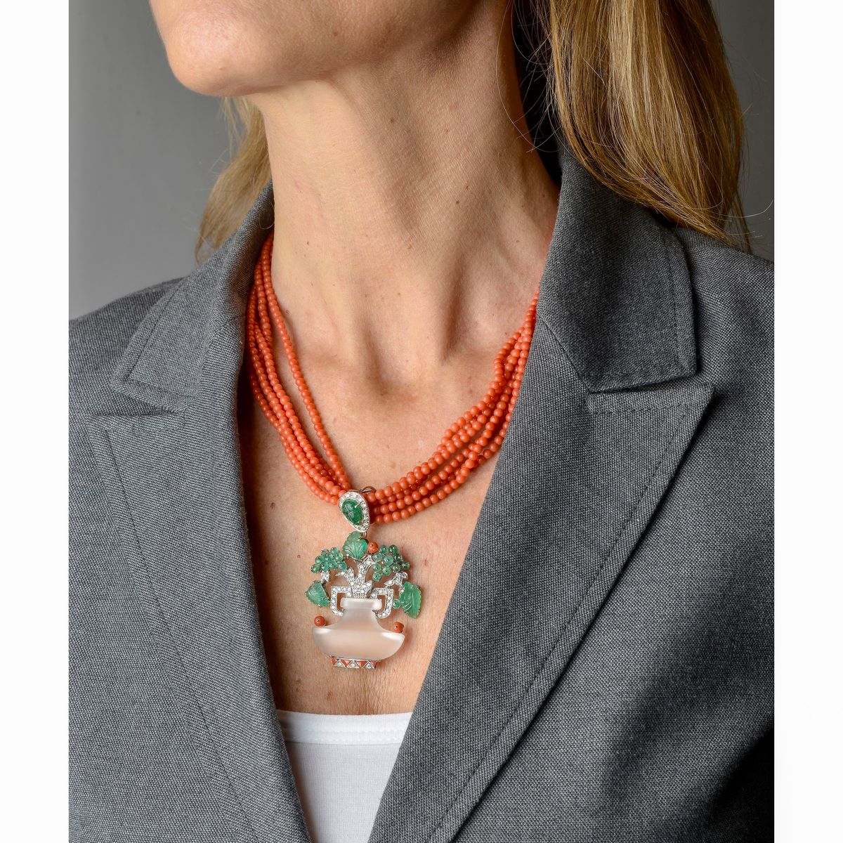 Collana in oro e corallo con pendente Vaso di fiori in cristallo di rocca, diamanti e smeraldi