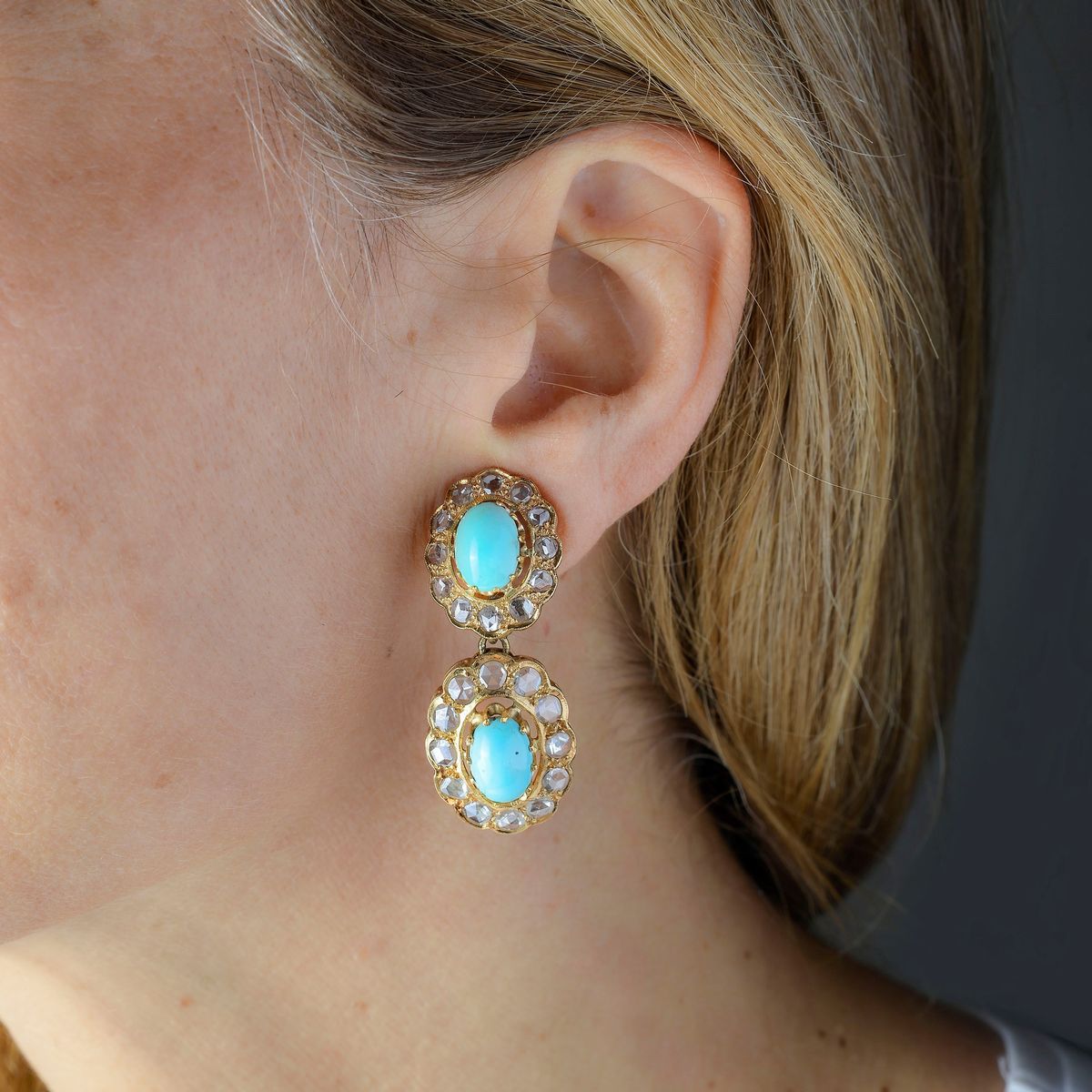 Paio di orecchini pendenti in oro rosa, diamanti e turchese