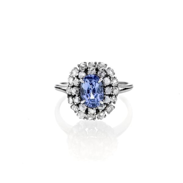 Daisy ring in platinum, diamonds and natural sapphire