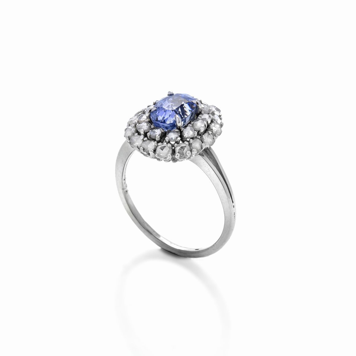 Anello a margherita in platino, diamanti e zaffiro naturale