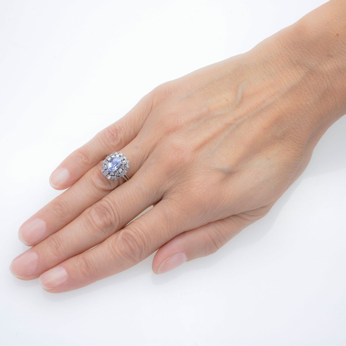 Anello a margherita in platino, diamanti e zaffiro naturale