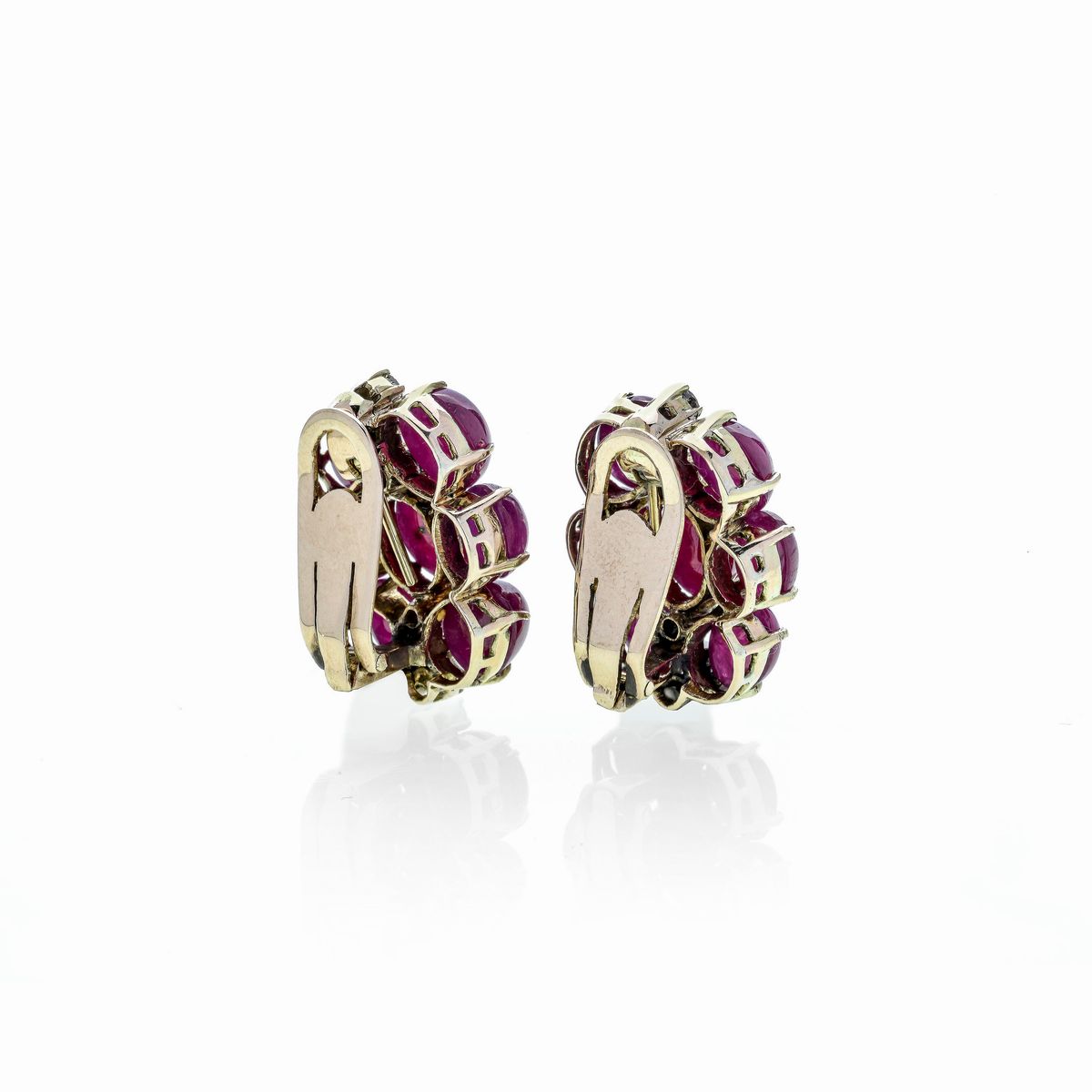Paio di orecchini a clips in oro 14 kt, diamanti e rubini naturali probabile provenienza afgana