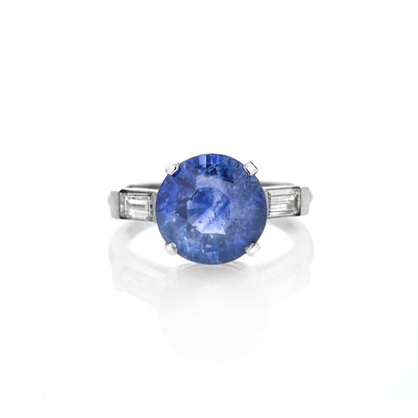 Ring in platinum, diamonds and sapphire