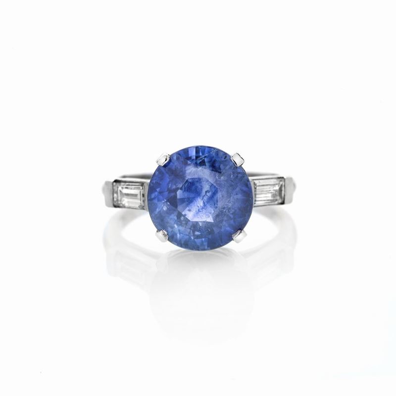 Anello in platino, diamanti e zaffiro