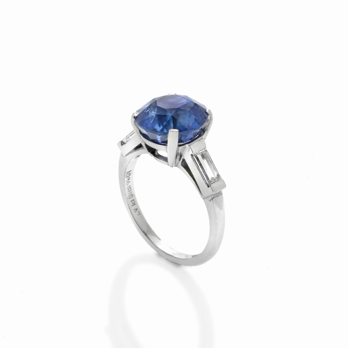 Anello in platino, diamanti e zaffiro