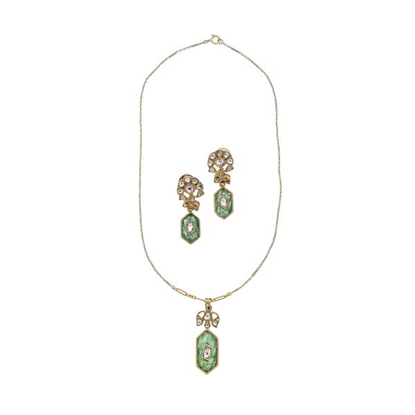 Mogul style pendant and earrings in 22 kt yellow gold, emeralds, diamonds and enamel, with 18 kt chain