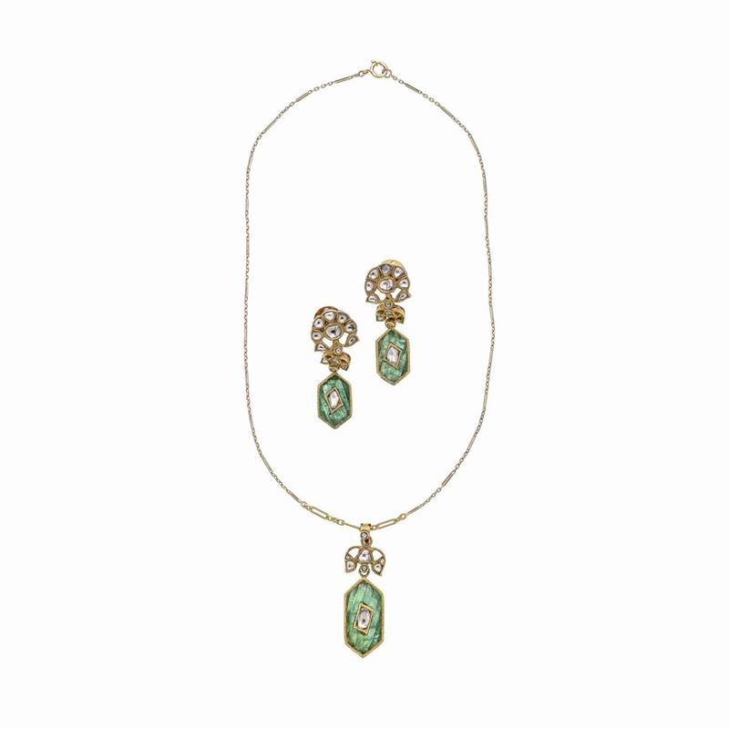 Pendente ed orecchini stile Mogul in oro giallo 22 kt, smeraldi, diamanti e smalti, con catena 18...