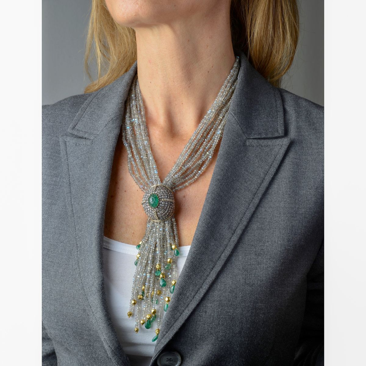 Sautoir in oro giallo 18 kt, argento, smeraldi, diamanti e labradorite