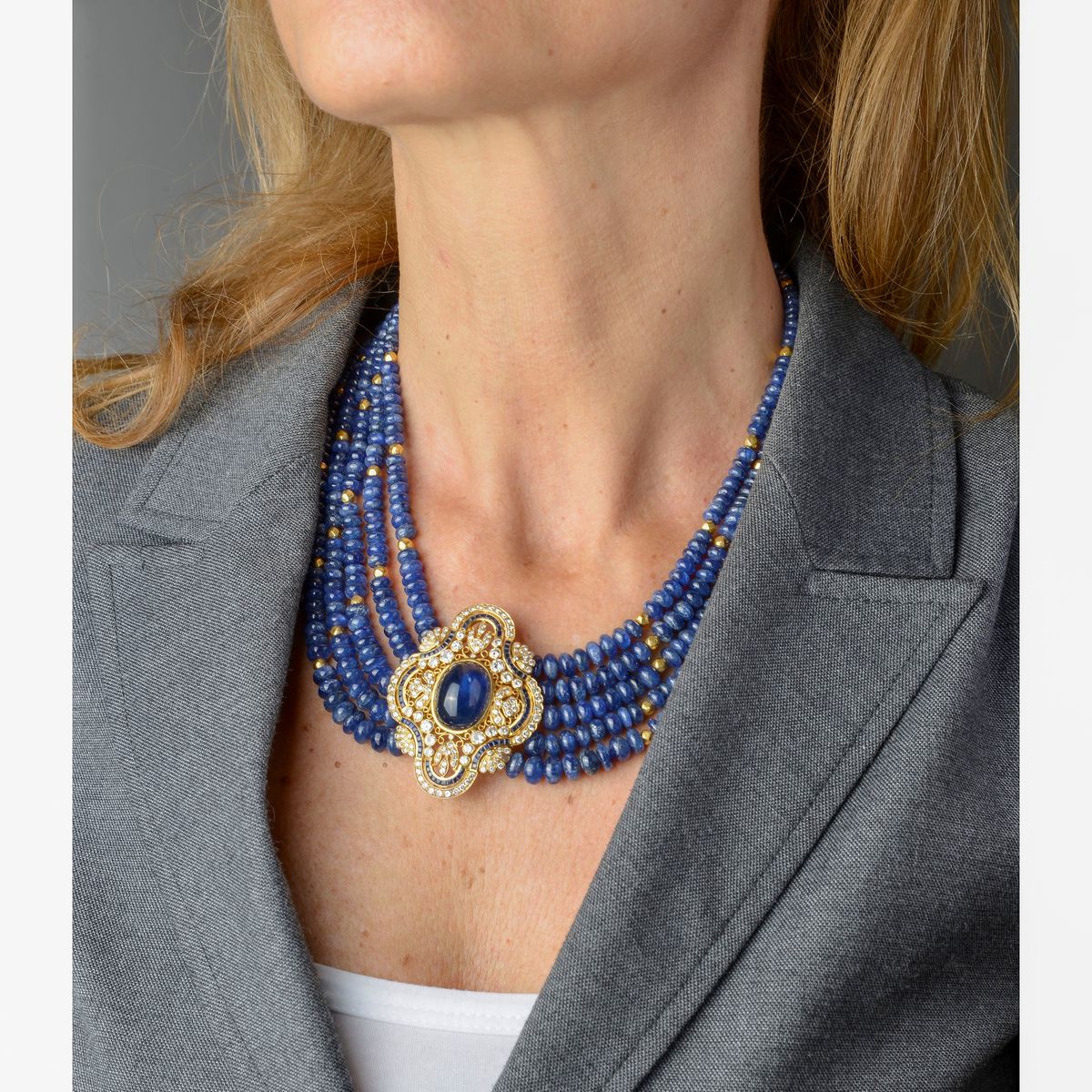 Collana in oro giallo 18 kt, zaffiri e diamanti