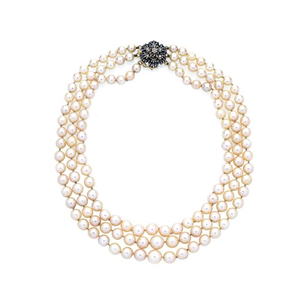 Collana in perle coltivate, oro giallo, bianco, diamanti e zaffiri