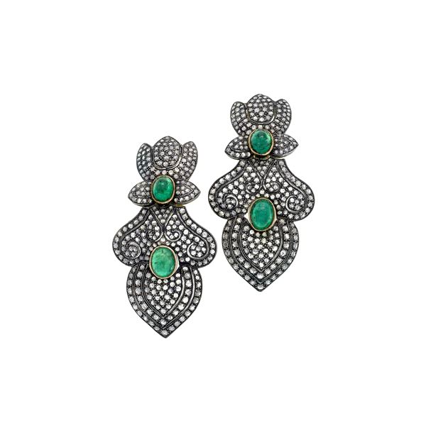 Pair of clip earrings in 18 kt gold, silver, emeralds and diamonds