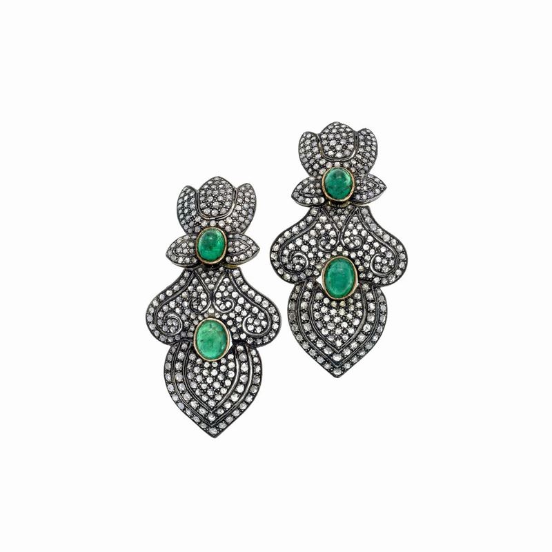 Paio di grandi orecchini a clip in oro 18 kt, argento, smeraldi e diamanti