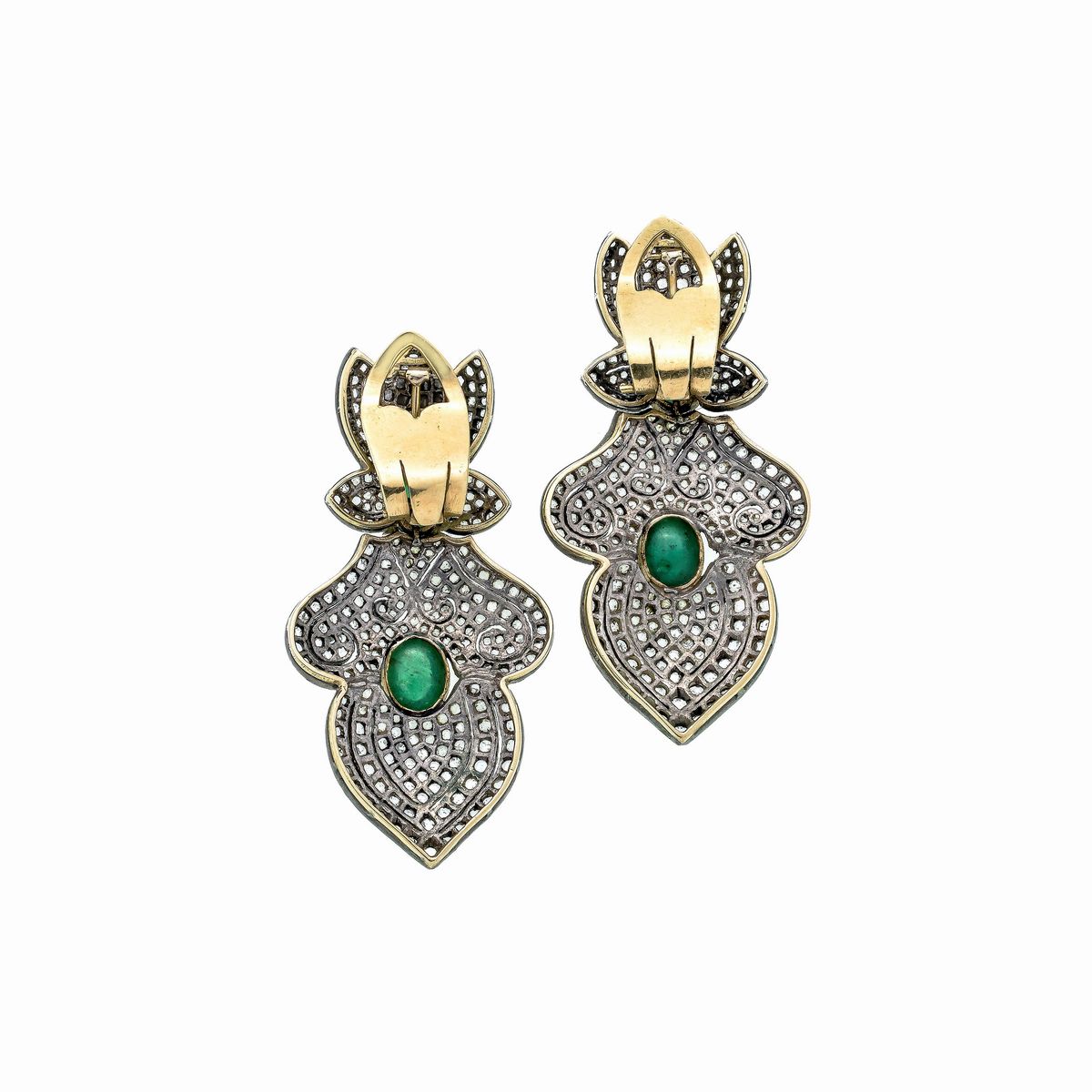 Paio di grandi orecchini a clip in oro 18 kt, argento, smeraldi e diamanti