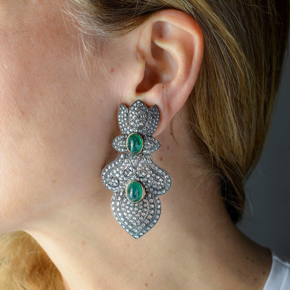Paio di grandi orecchini a clip in oro 18 kt, argento, smeraldi e diamanti