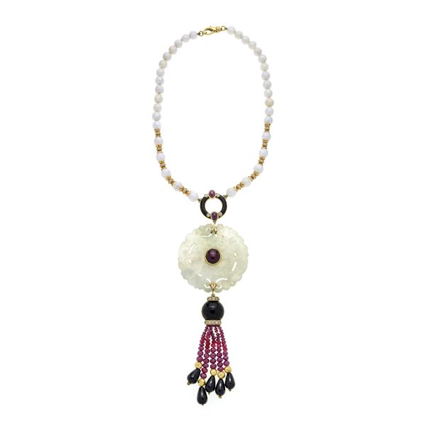Necklace with large carved jade, in yellow gold, jade, rubies, diamonds and onyx