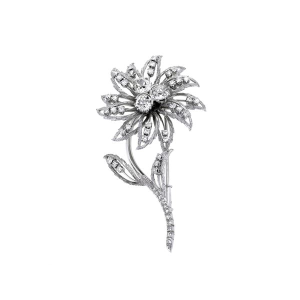 Flower brooch in white gold and diamonds