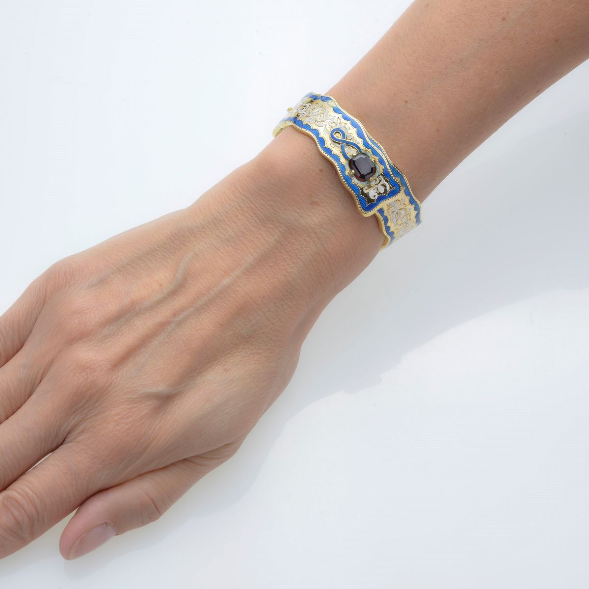 Bracciale rigido in oro giallo 18 kt, granato e smalti policromi
