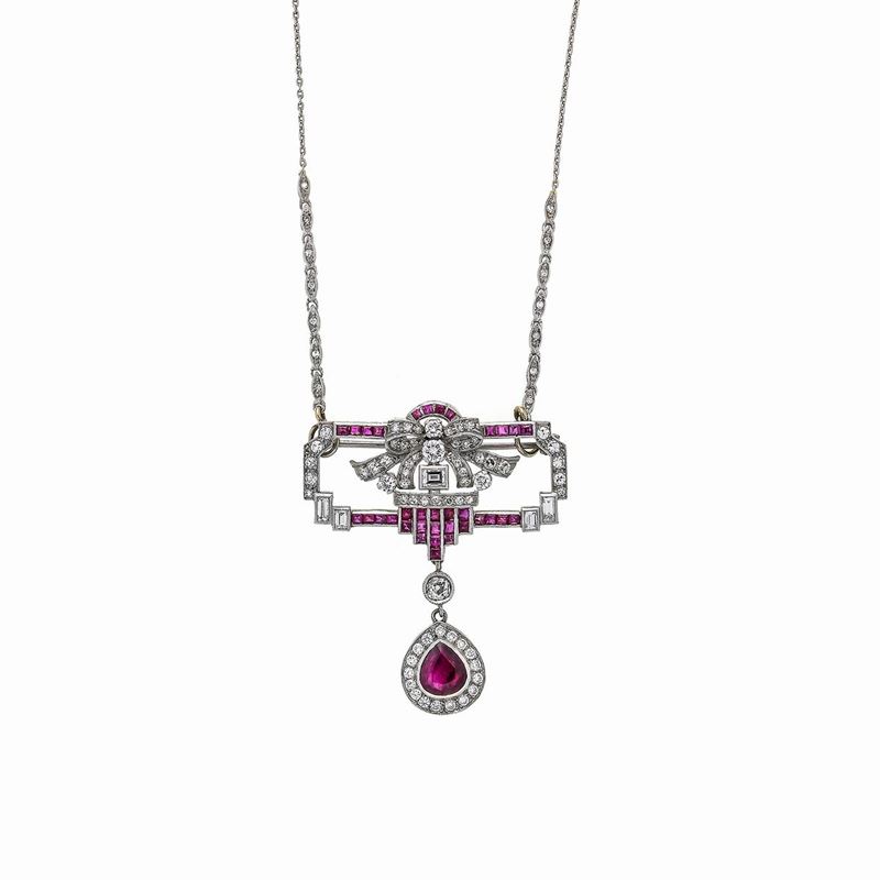 Spilla pendente in platino, oro bianco 18 kt, rubini e diamanti con catena in oro bianco e diaman...