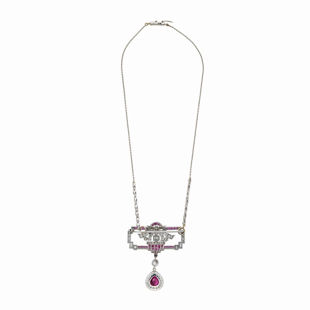 Spilla pendente in platino, oro bianco 18 kt, rubini e diamanti con catena in oro bianco e diaman...