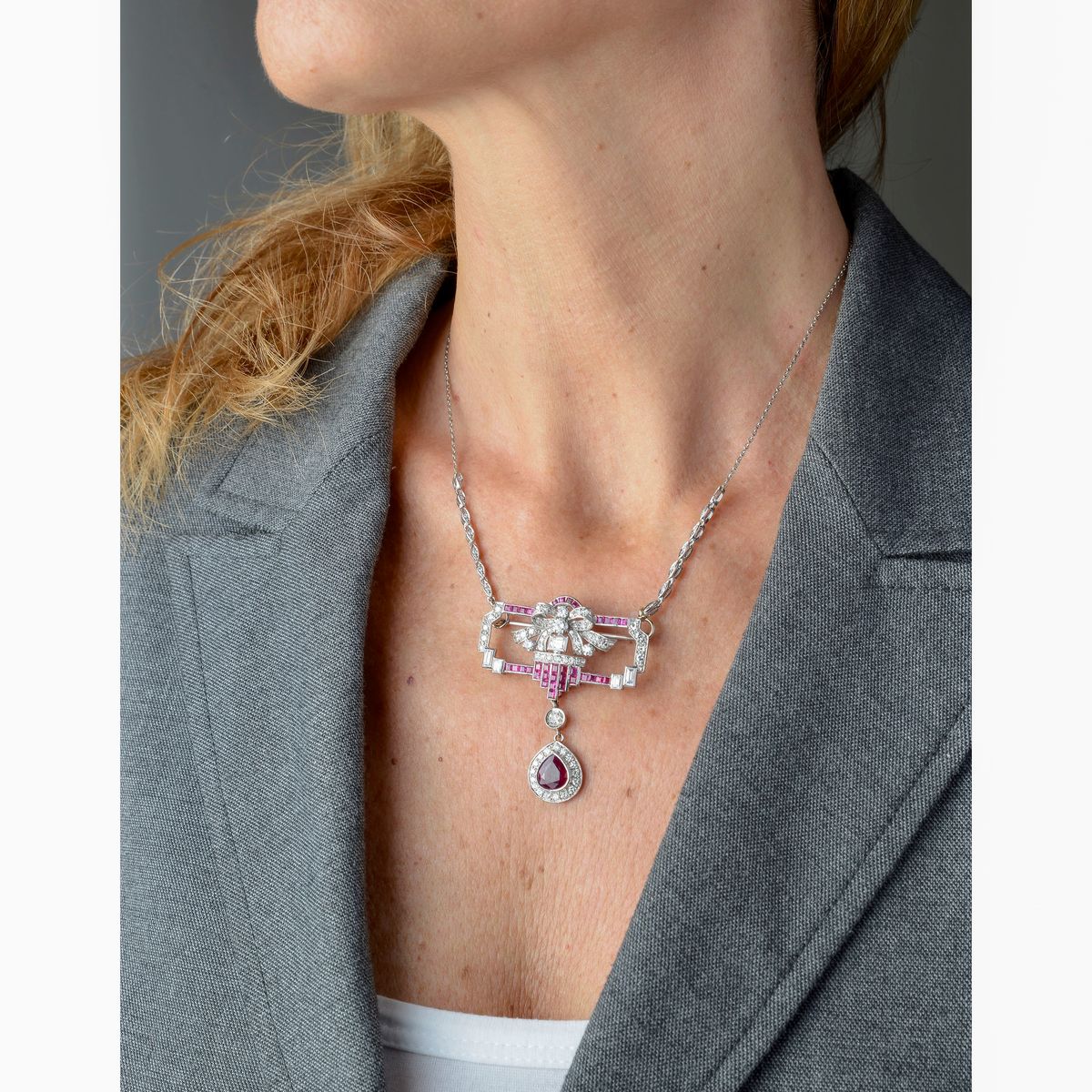 Spilla pendente in platino, oro bianco 18 kt, rubini e diamanti con catena in oro bianco e diaman...