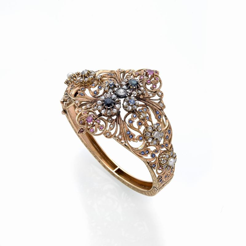 Bracciale rigido a volute floreali in oro 18 kt, rose di diamante, zaffiri, rubini e perle