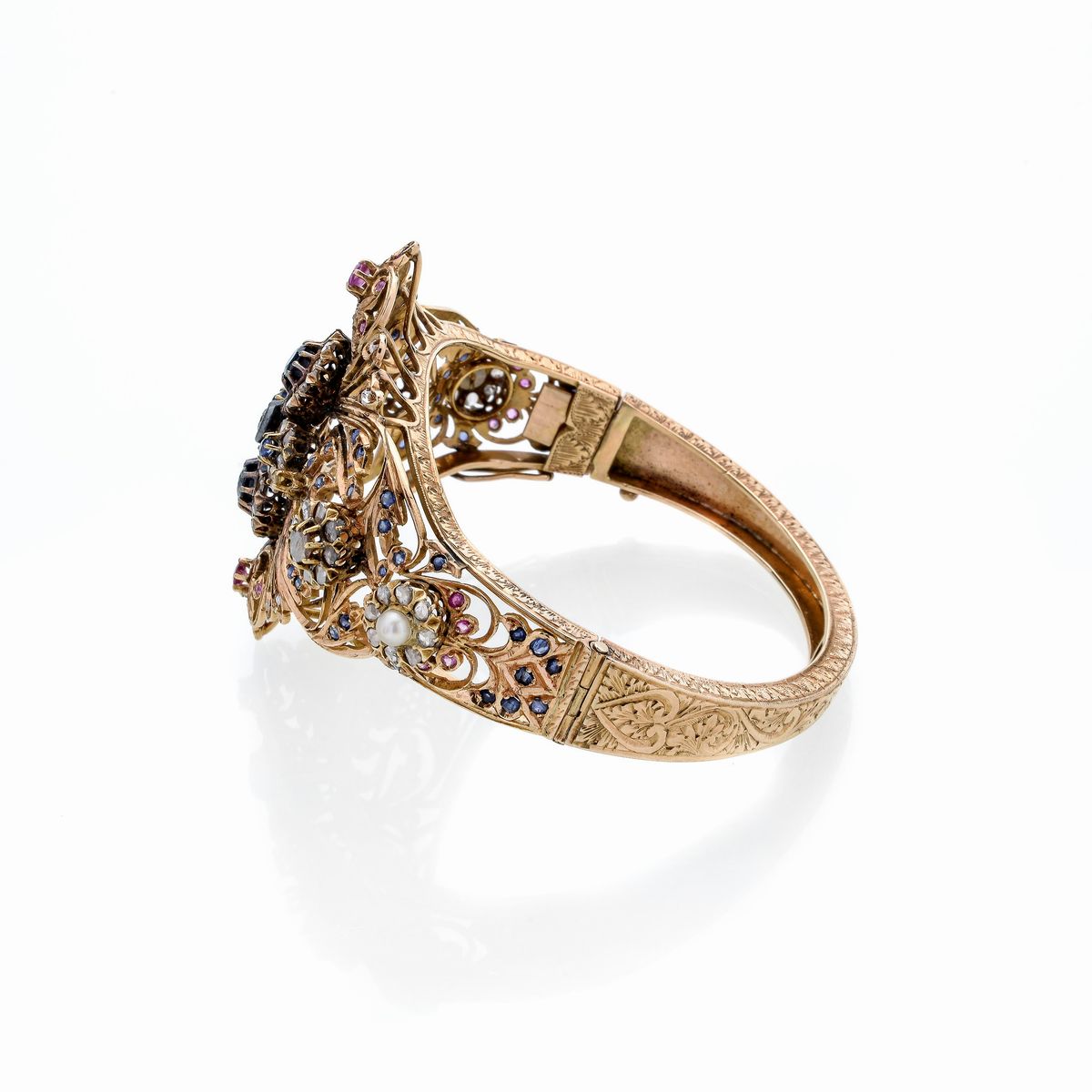 Bracciale rigido a volute floreali in oro 18 kt, rose di diamante, zaffiri, rubini e perle
