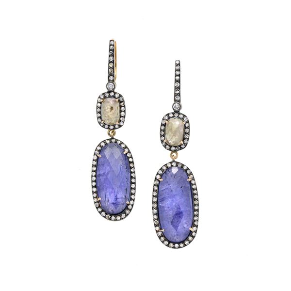 Pair of pendant earrings in 18 kt yellow gold, silver, tanzanite and diamonds