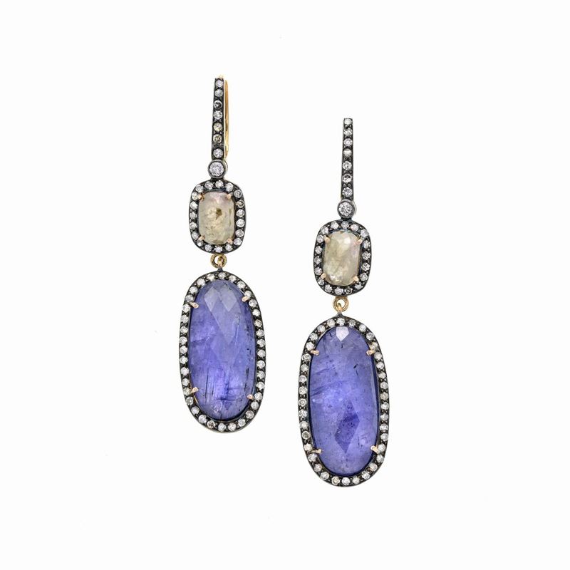 Paio di orecchini pendenti a monachella in oro giallo 18 kt, argento, tanzanite e diamanti