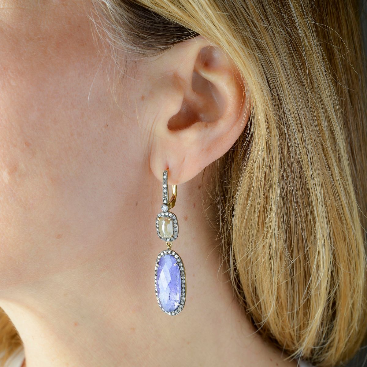 Paio di orecchini pendenti a monachella in oro giallo 18 kt, argento, tanzanite e diamanti