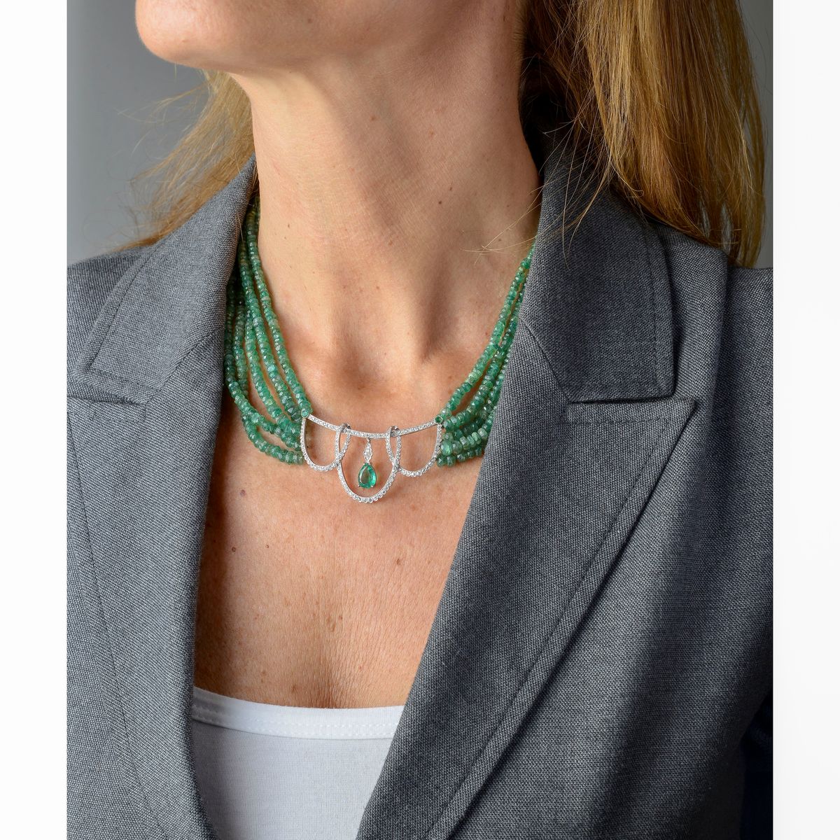 Collana multifilo in oro bianco 18 kt, smeraldi e diamanti