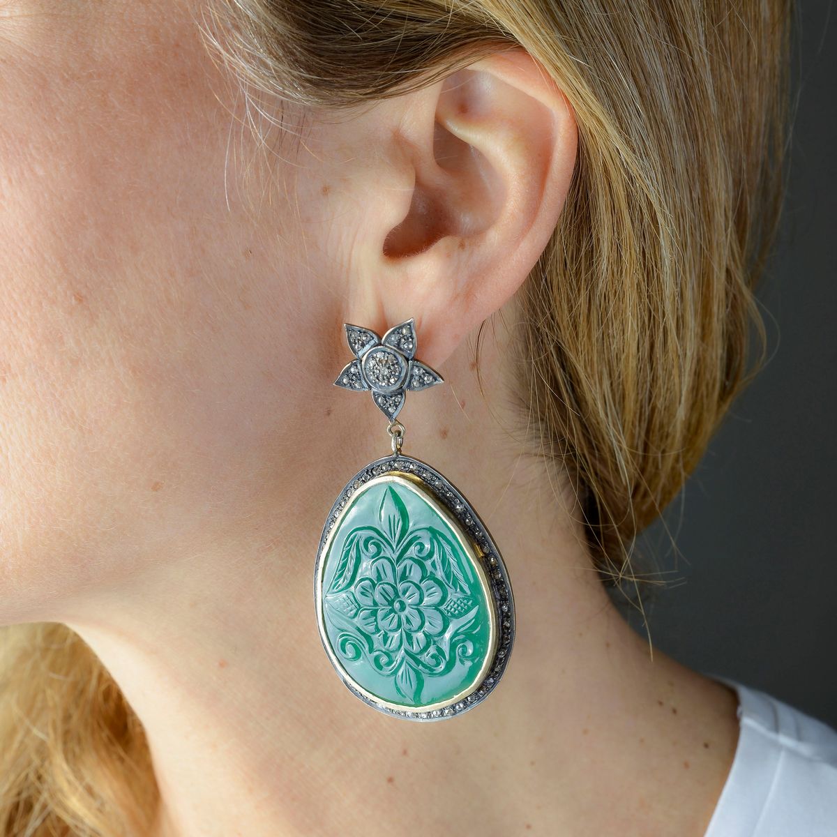 Paio di grandi orecchini pendenti in argento, agata e diamanti