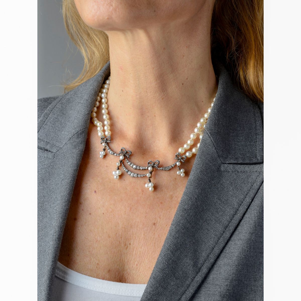Collana a due fili di perle con festone centrale in oro a basso titolo, argento, diamanti e perle