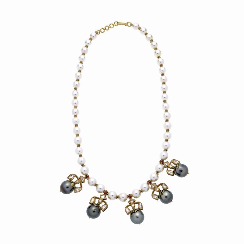 Collana di perle coltivate bianche e grigie Tahiti, oro 18 kt, diamanti e smalti