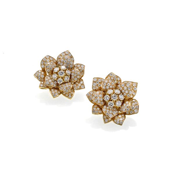 Pair of large Fiore earrings in yellow gold and diamonds