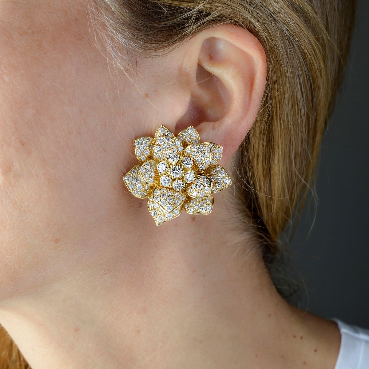 Paio di grandi orecchini Fiore in oro giallo e diamanti