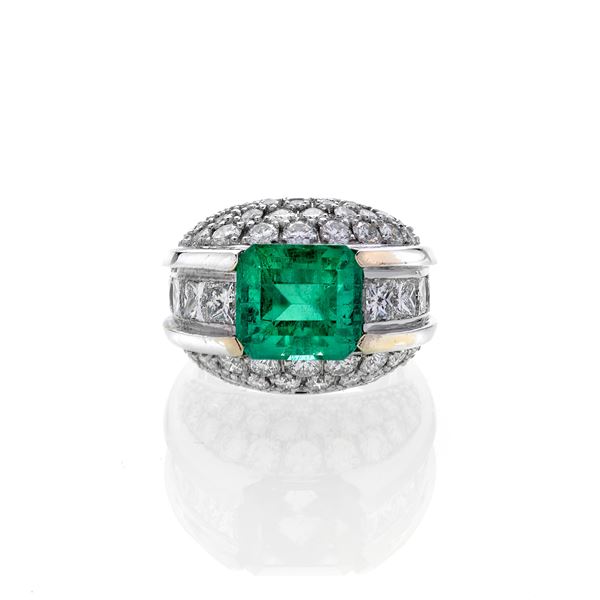 Grande anello in oro bianco, diamanti e smeraldo