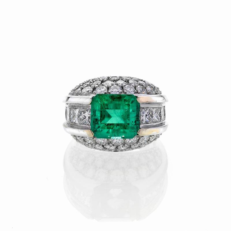 Grande anello in oro bianco, diamanti e smeraldo