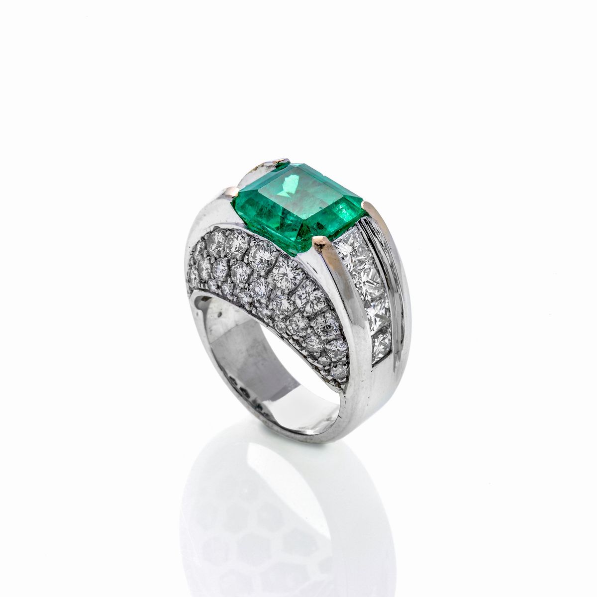 Grande anello in oro bianco, diamanti e smeraldo