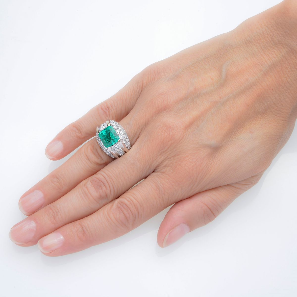 Grande anello in oro bianco, diamanti e smeraldo