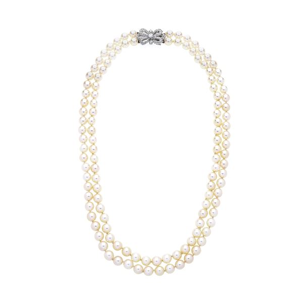Collana a due fili di perle coltivate, oro bianco e diamanti