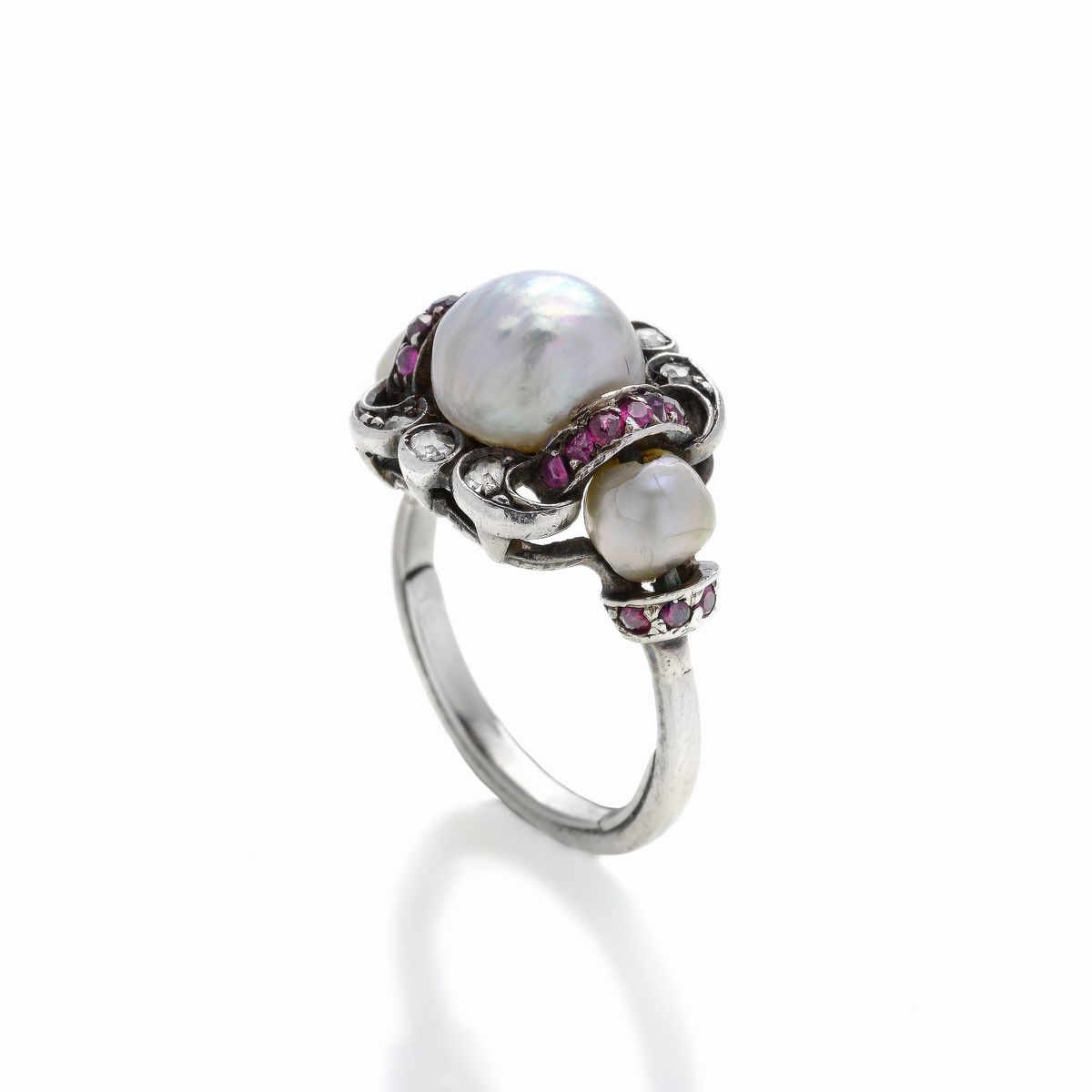 Anello in oro bianco 18 kt, diamanti, rubini e perle
