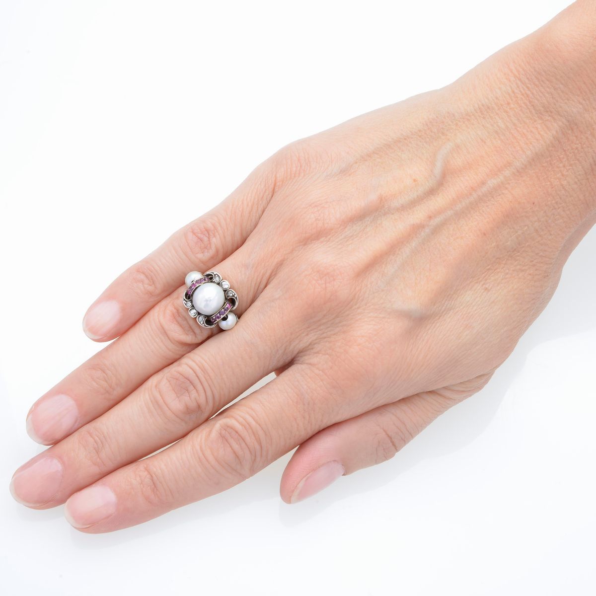 Anello in oro bianco 18 kt, diamanti, rubini e perle