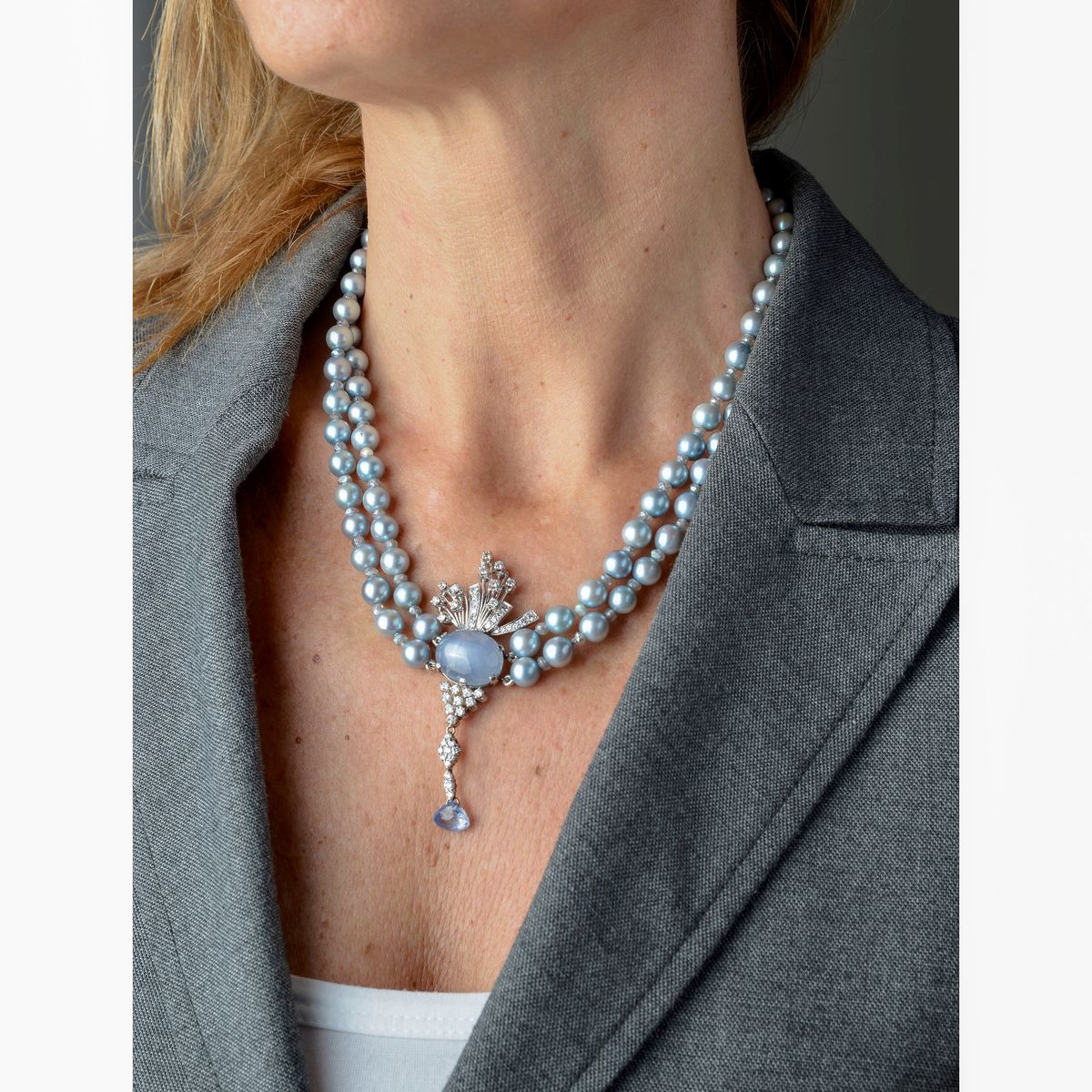 Collana a due fili in perle grigie, oro bianco, labradorite, diamanti e zaffiro stellata