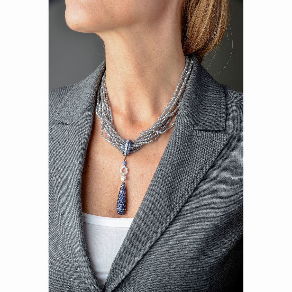 Girocollo multifilo in labradorite, oro bianco, diamanti e zaffiri