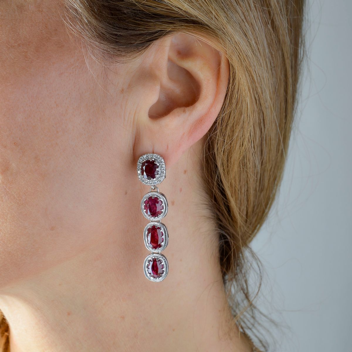 Paio di orecchini pendenti in oro bianco, diamanti e rubini